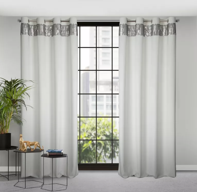 Zasłona biało, srebrna z welwetu zdobiona cekinami 140x250 cm przelotka JASPER Eurofirany