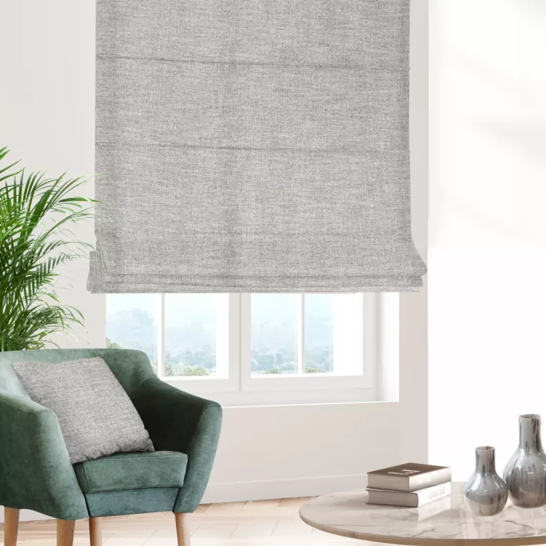 Roleta rzymska srebrna tkanina o naturalnym charakterze z efektem melanżu