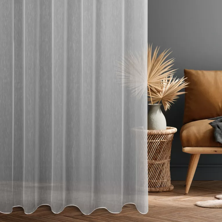 Firana szyta na taśmie 8 cm biała z miękkiej w dotyku tkaniny z efektem deszczyku, wykończona obciążnikiem