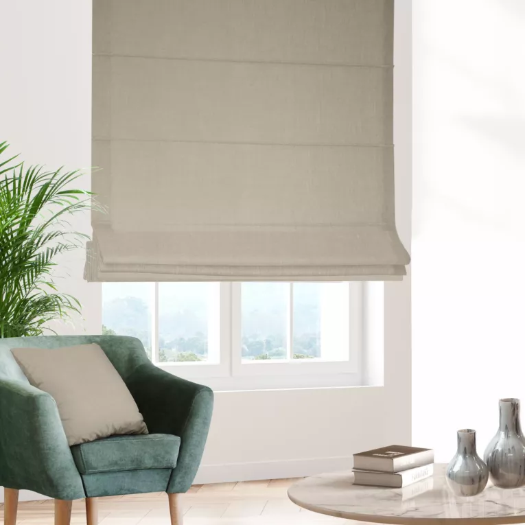 Roleta rzymska jasnobeżowa z tkaniny o grubym splocie