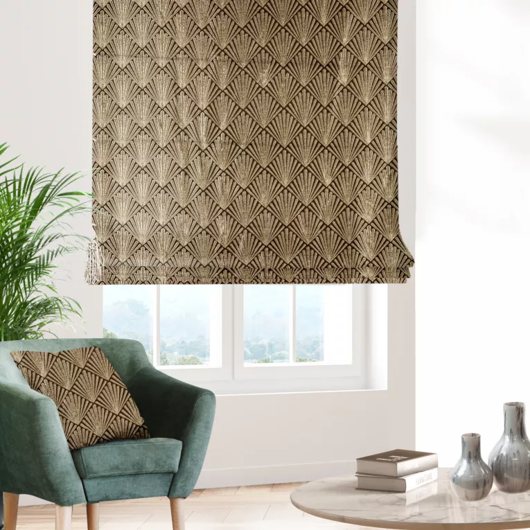 Roleta rzymska czarno złota z tkaniny, z geometrycznym wzorem, z dodatkiem połyskującej nici