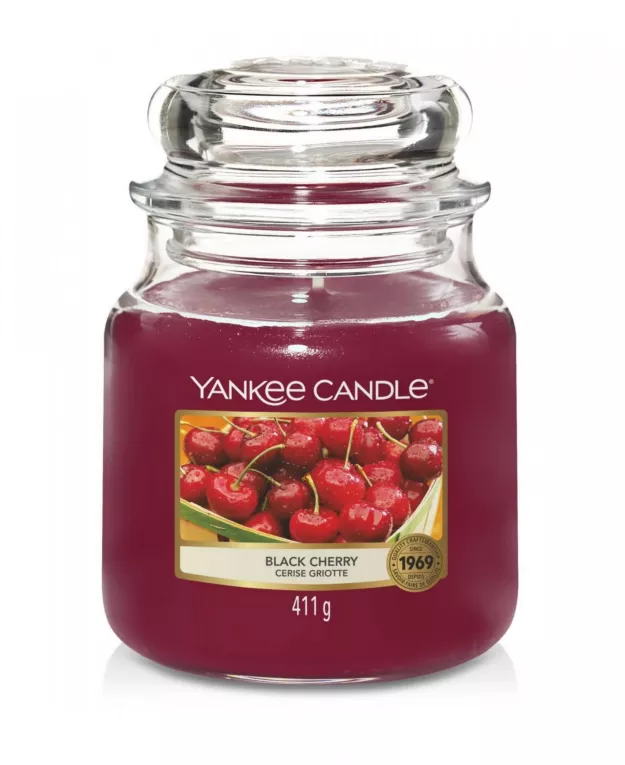 Średnia świeca zapachowa w szklanym słoiku z pokrywką YANKEE CANDLE o zapachu Black cherry