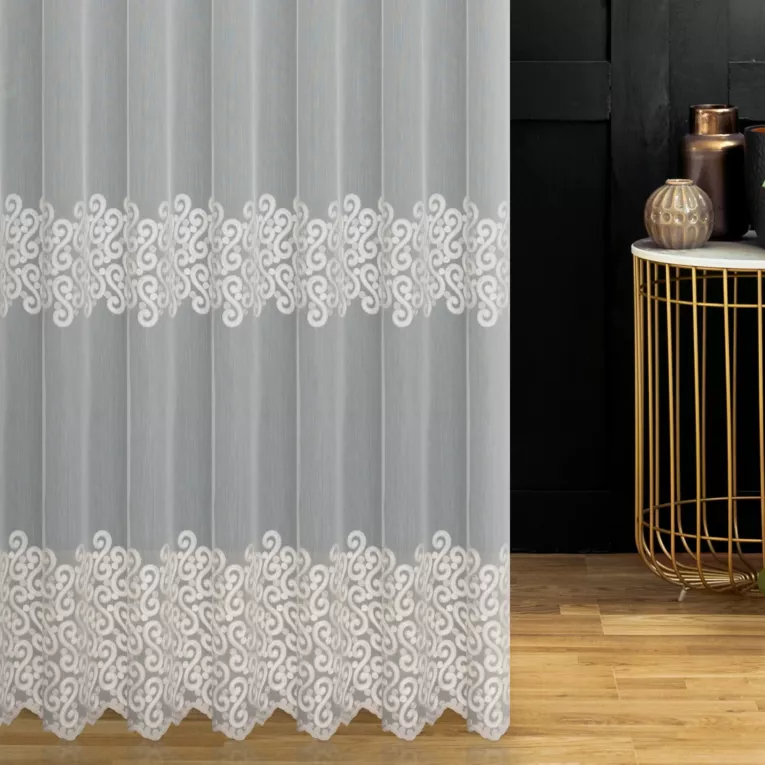 Firana szyta na przelotkach naturalno srebrna z delikatnej matowej tkaniny, zdobionej łańcuszkowym haftem