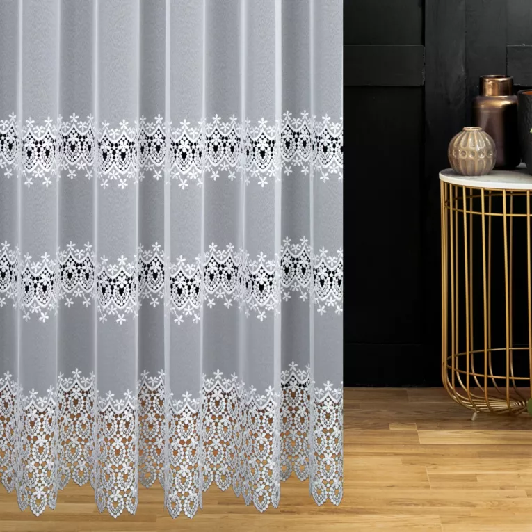 Firana szyta na przelotkach biała z matowej markizety zdobionej piękną koronkową aplikacją