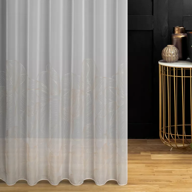 Firana szyta na taśmie 8 cm biało złota z tkaniny typu KREPA z delikatnie połyskującym, botanicznym nadrukiem na dole tkaniny, wykończona obciążnikiem