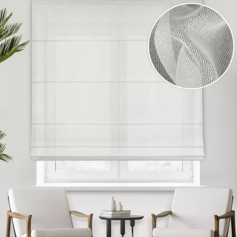 Roleta rzymska kremowa z miękkiej tkaniny w drobną krateczkę, wykończona obciążnikiem