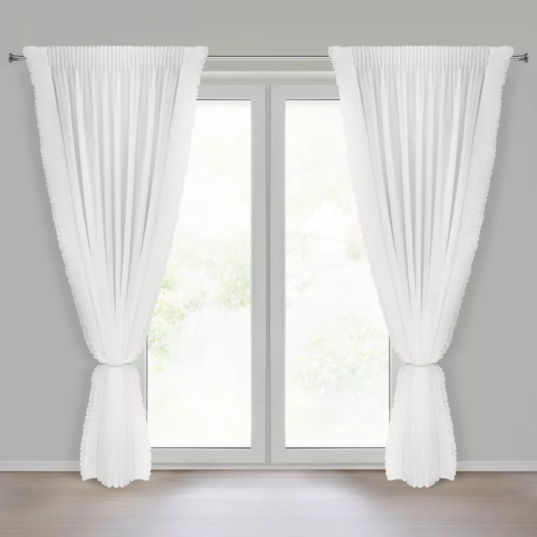 Firana biała z tkaniny szyfonowej zdobiona po bokach falbankami w zestawie dekoracyjny troczek z lśniącymi perełkami 140x270 cm taśma LUISA Eurofirany