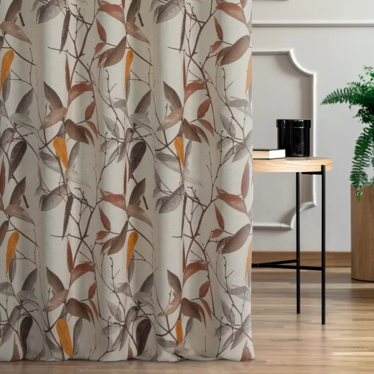 Zasłona szyta na taśmie fala brązowo kremowa z tkaniny o naturalnym splocie z dodatkiem lnu, zdobionej nadrukiem w kształcie liści