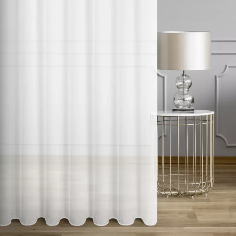 Firana szyta na taśmie fala biała z delikatnej tkaniny z lekkim połyskiem o niestandardowej wysokości, wykończona obciążnikiem