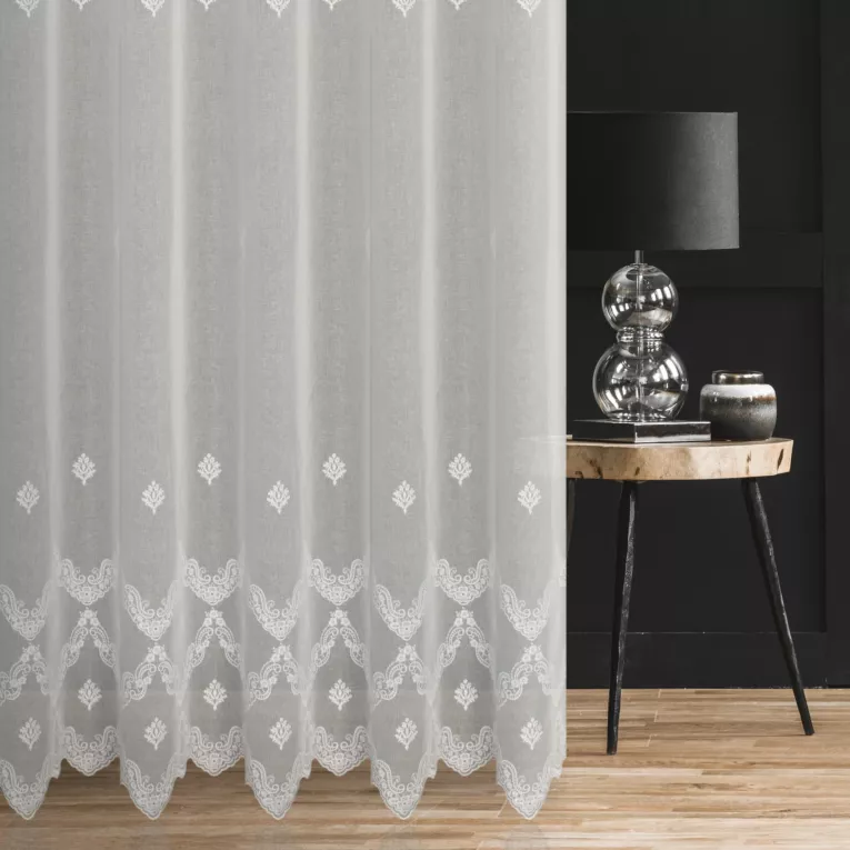 Firana szyta na flexach kremowa z matowej, o naturalnym splocie etaminy, zdobionej po całości haftem