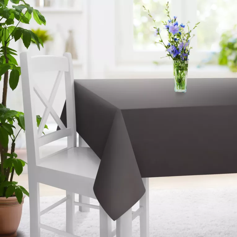 Obrus szyty grafitowy z gładkiej tkaniny zaciemniającej typu dimout wykończona obciążnikiem