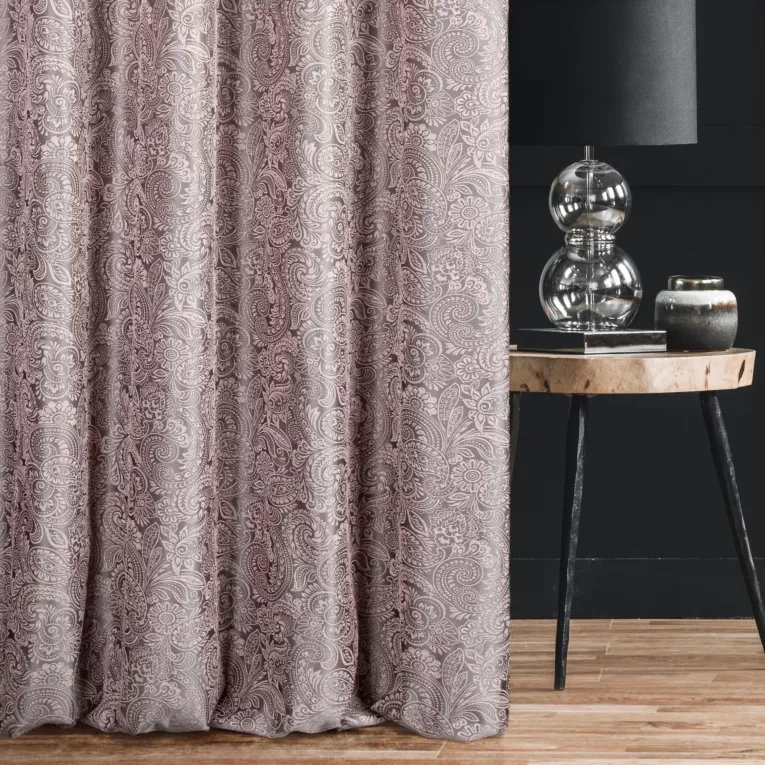 Zasłona szyta na przelotkach ASETTA popielato pudrowa z eleganckiej tkaniny z fantazyjnym połyskliwym wzorem Italissima Eva Minge