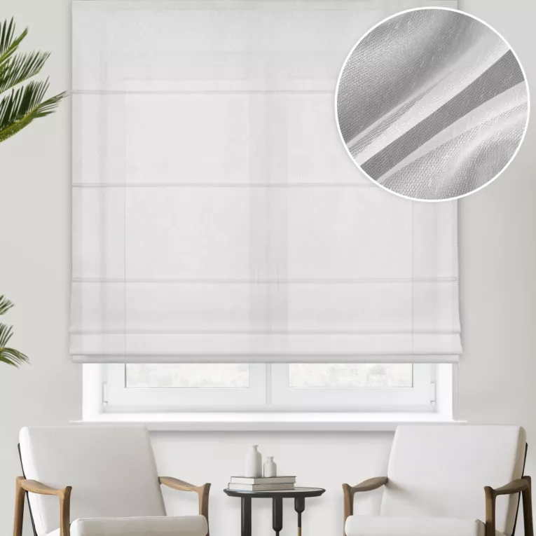 Roleta rzymska biała z tkaniny z efektem deszyku oraz dodatkiem połyskującej nici, wykończona obciążnikiem