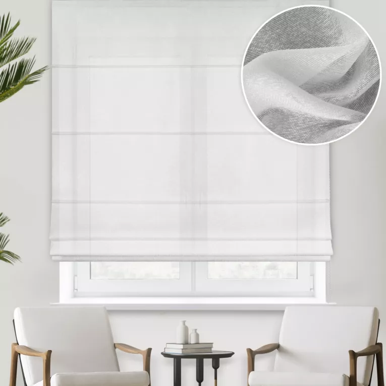 Roleta rzymska biała z delikatnej połyskującej tkaniny o strukturze deszczyku wykończonej obciążnikiem