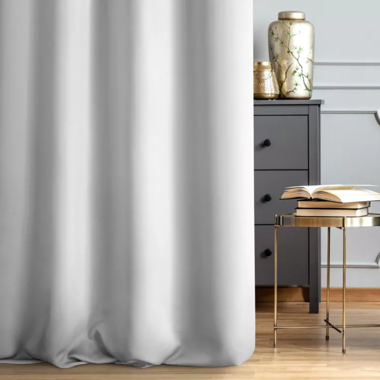 Zasłona szyta na taśmie fala biała z gładkiej tkaniny zaciemniającej typu dimout