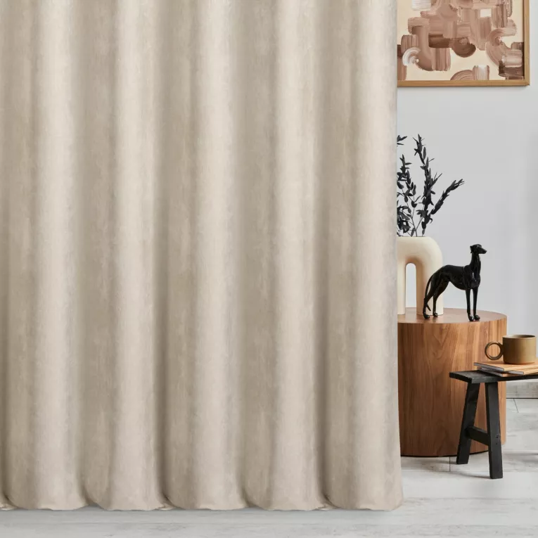Zasłona szyta na przelotkach beżowa z tkaniny o szenilowej strukturze
