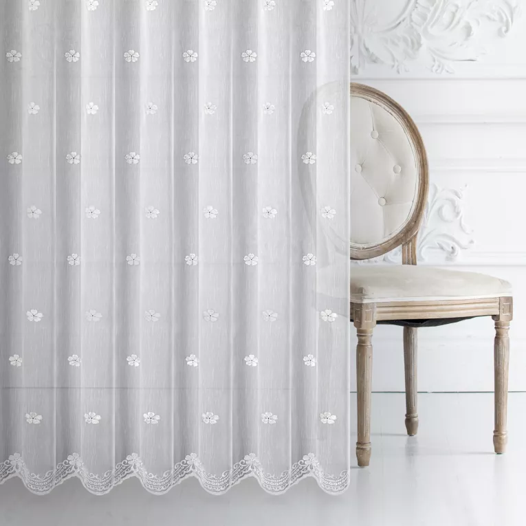 Firana szyta na flexach LEYA biało srebrna z matowej tkaniny haftowanej w drobny kwiatowy wzór z ażurem