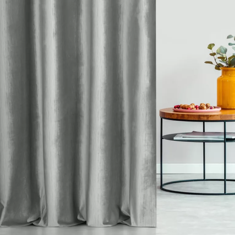 Zasłona szyta na taśmie fala srebrna z tkaniny welwetowej w pionowe prążki, wykończona obciążnikiem