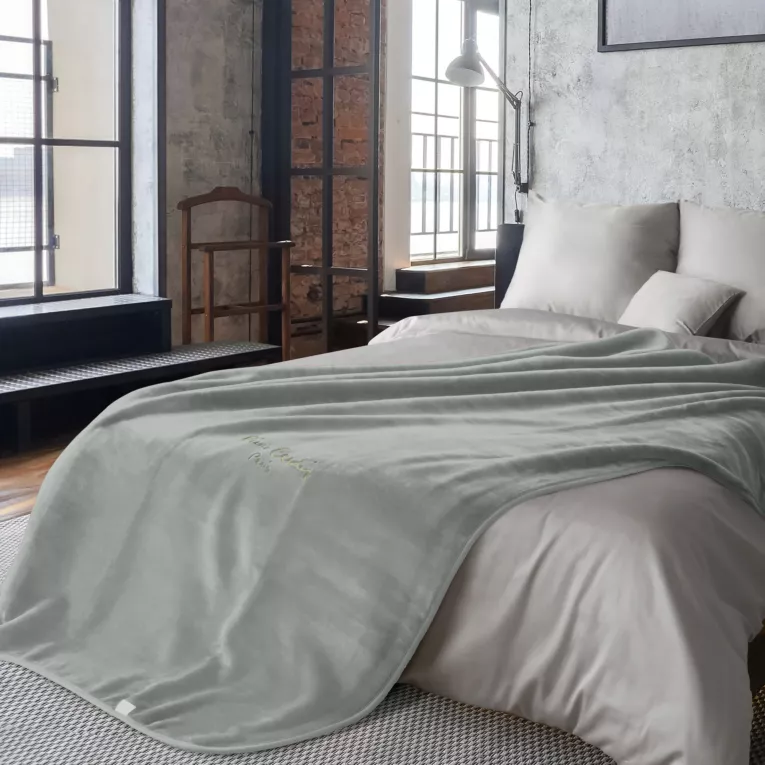 Koc  160x220 cm srebrny o wysokiej gramaturze z haftowanym logo CLARA PIERRE CARDIN Eurofirany