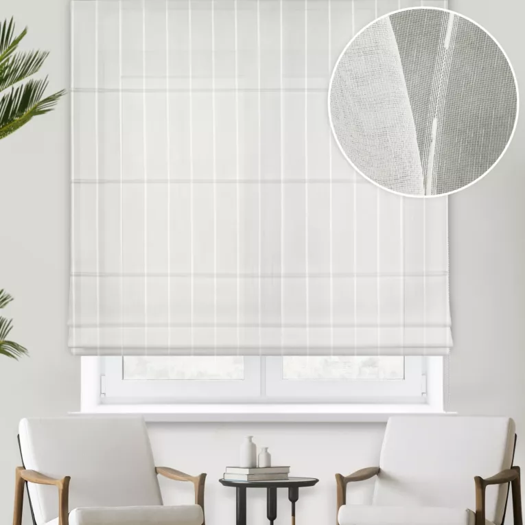 Roleta rzymska kremowa z tkaniny w pionowe pasy i efektem deszczyku, wykończona obciążnikiem