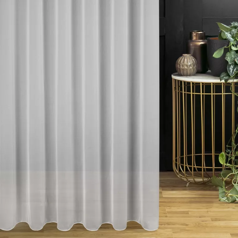 Firana szyta na flexach jasnoszara z miękkiej tkaniny o lekkim splocie i delikatnym połysku, wykończona obciążnikiem