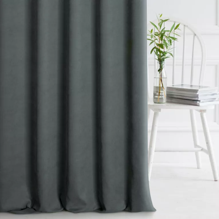 Zasłona szyta na taśmie 5 cm DORA - HIT grafitowa z miękkiej tkaniny o welurowej strukturze