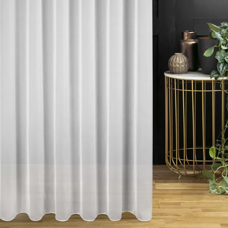 Firana szyta na przelotkach biała z miękkiej tkaniny o lekkim splocie i delikatnym połysku, wykończona obciążnikiem