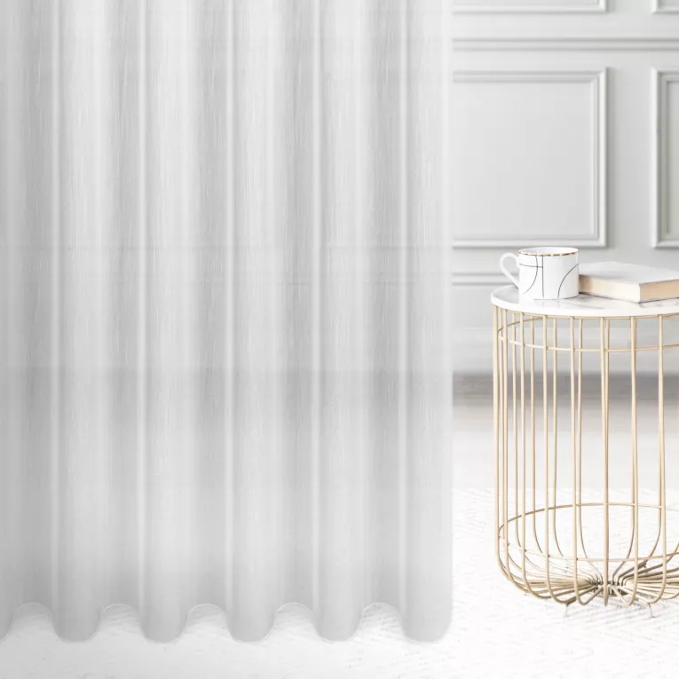 Firana szyta na przelotkach biała z delikatnej tkaniny o luźnym splocie, wykończona obciążnikiem