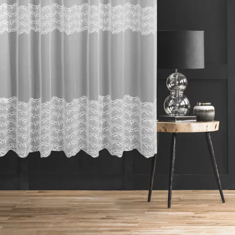 Firana szyta na przelotkach biała z delikatnie połyskującej tkaniny PERU zdobionej haftem w drobny geometryczny wzór tworzący poziome pasy