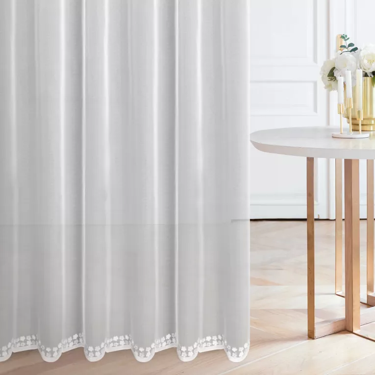 Tkanina firanowa, delikatna siateczka wykończona  aplikacją z motywem kwiatów Eurofirany