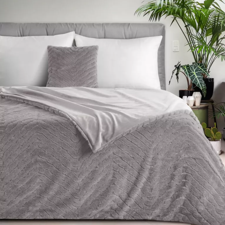 Koc 150x200 cm srebrny, z futrzanej tkaniny zdobiona wytłaczanym efektem 3D KATE Eurofirany