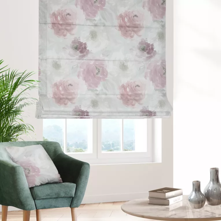 Roleta rzymska jasnokremowo pudrowa z tkaniny o naturalnym splocie z kwiatowym nadrukiem