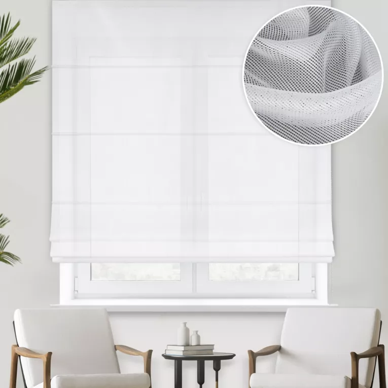 Roleta rzymska naturalna z miękkiej tkaniny o luźnym splocie i lekkim połysku, odporna na zaciągnięcia, wykończona obciążnikiem