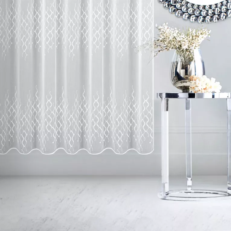 Firana szyta na tunelu LEYA biała z matowej tkaniny haftowanej w pasowy geometryczny wzór