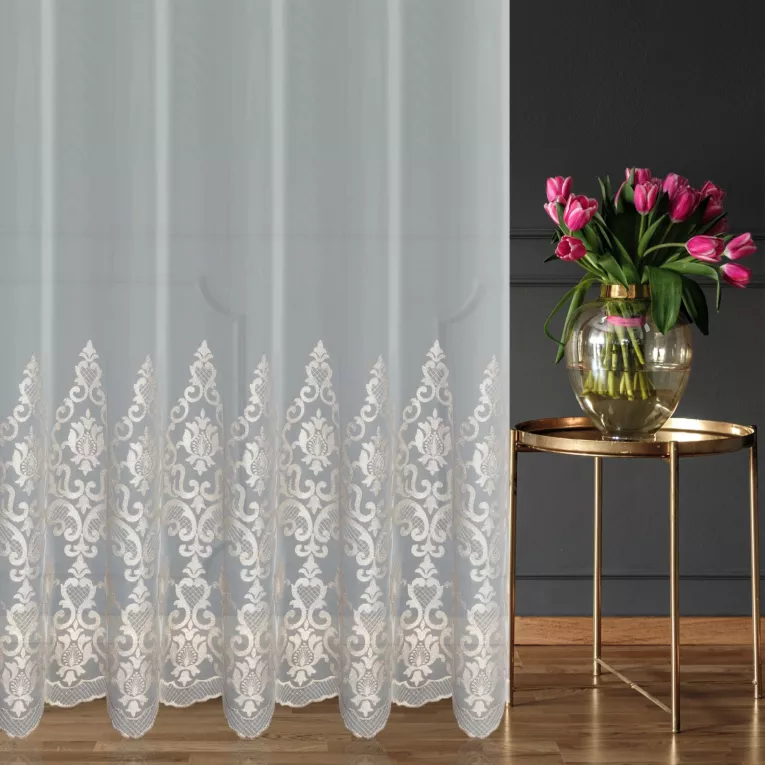 Tkanina firanowa matowa zdobiona ornamentowych haftem