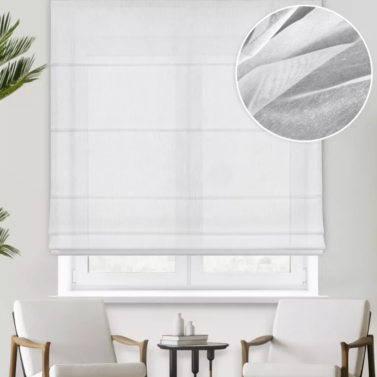 Roleta rzymska biała z delikatnej batystowej tkaniny o naturalnym splocie, wykończona obciążnikiem