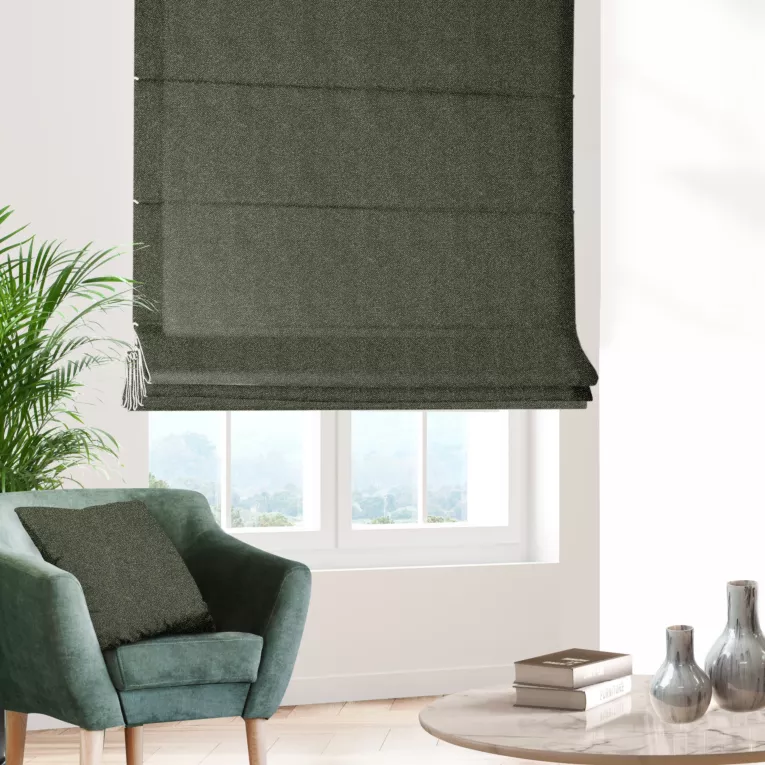 Roleta rzymska zielono kremowa z tkaniny w drobny wzór, przetykany błyszczącą nicią