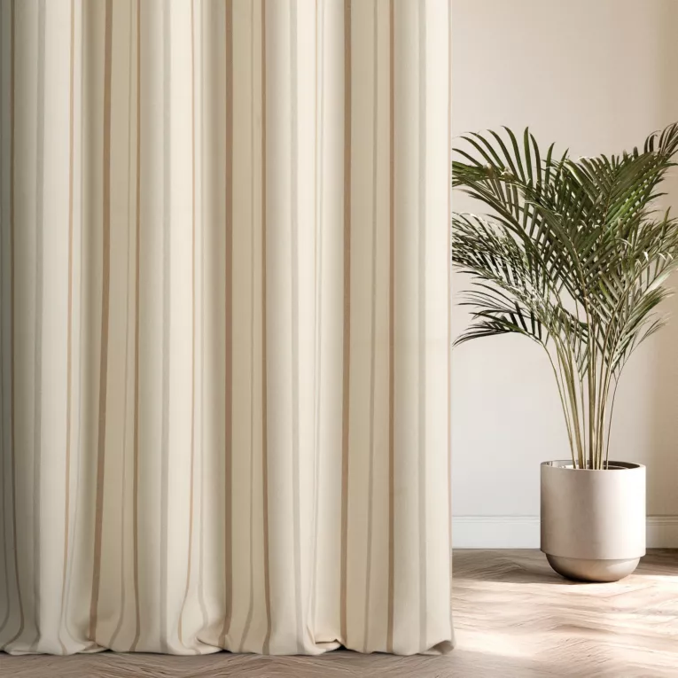 Zasłona szyta na przelotkach jasnobeżowa z tkaniny o jodełkowym splocie z wzorem w pasy