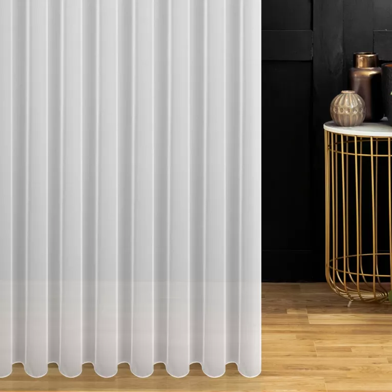 Firana szyta na flexach biała z delikatnie połyskującej tkaniny typu PERU z efektem opalizującym, wykończona obciążnikiem