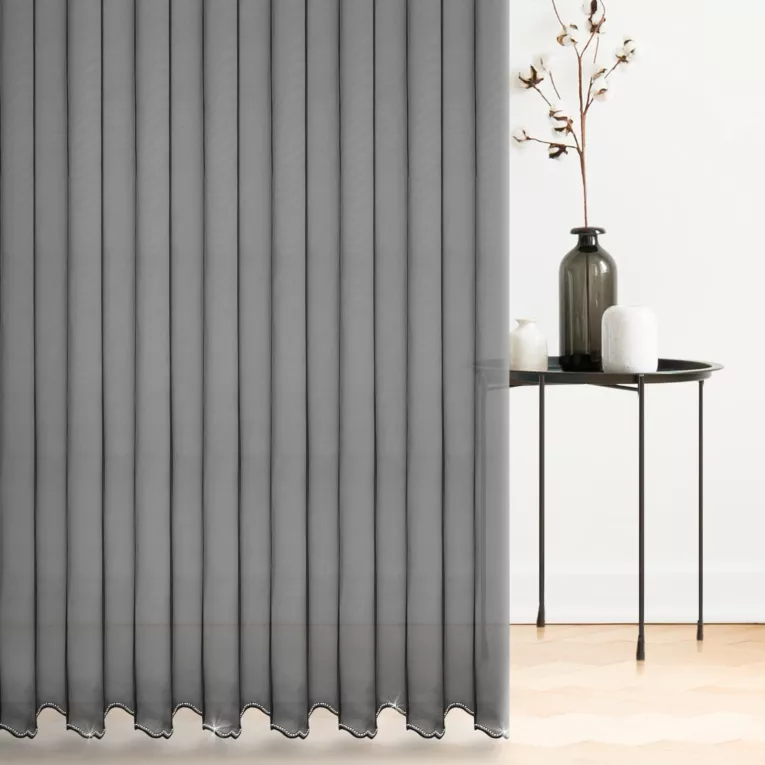 Firana szyta na flexach czarna z delikatnej, matowej tkaniny wykończona haftem i zdobiona kryształkami Italissima Eva Minge