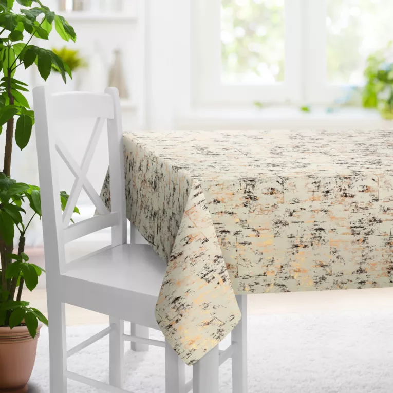 Obrus szyty kremowo złocisty z tkaniny welwetowej zdobionej połyskującym drukiem