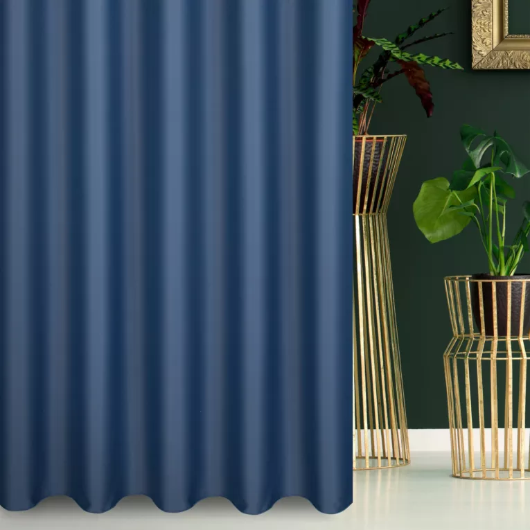 Zasłona szyta na taśmie fala granatowa z gładkiej tkaniny zaciemniającej typu dimout wykończona obciążnikiem