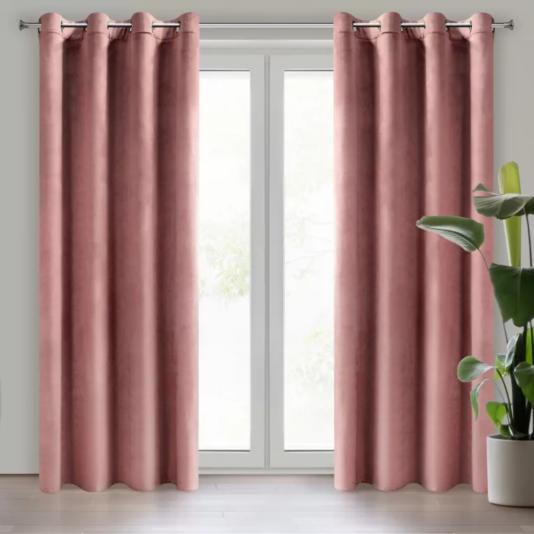 Zasłona ciemnoróżowa z tkaniny welwetowej 140x250 cm przelotka ROSA Design 91 Eurofirany