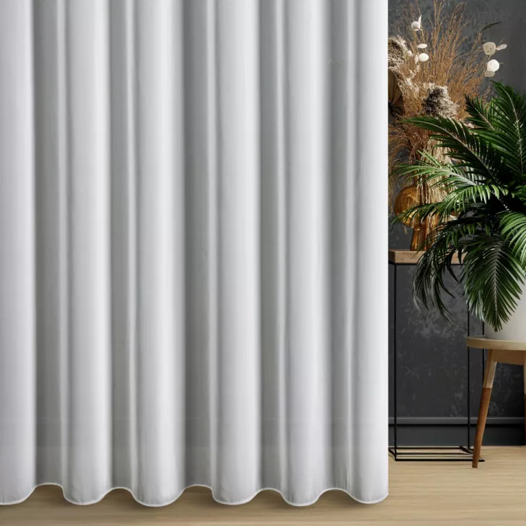 Firana szyta na taśmie 8 cm biała z delikatnej w dotyku i gęstym splocie tkaniny, wykończona obciążnikiem