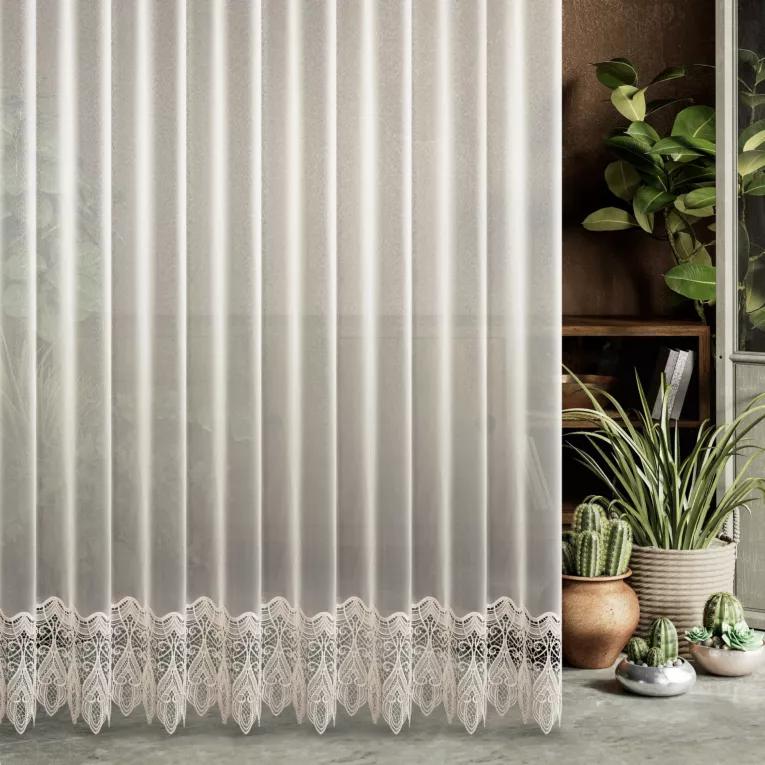 Firana szyta na taśmie 8 cm kremowa z matowej markizety ozdobionej aplikacją w duży fantazyjny wzór