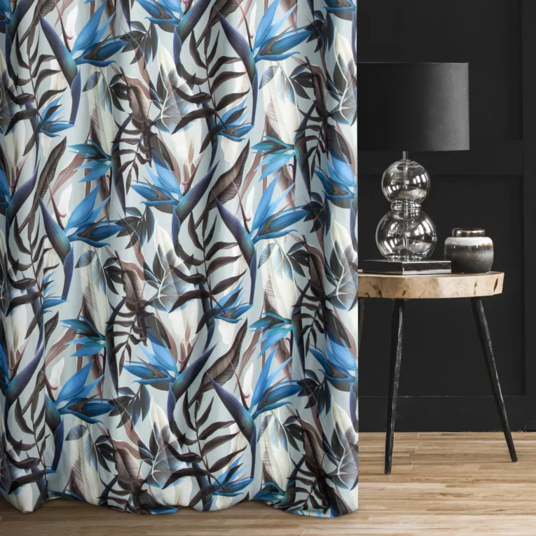 Zasłona szyta na taśmie fala TROPICS srebrno granatowa z miękkiej tkaniny drukowanej w kolorowy botaniczny wzór