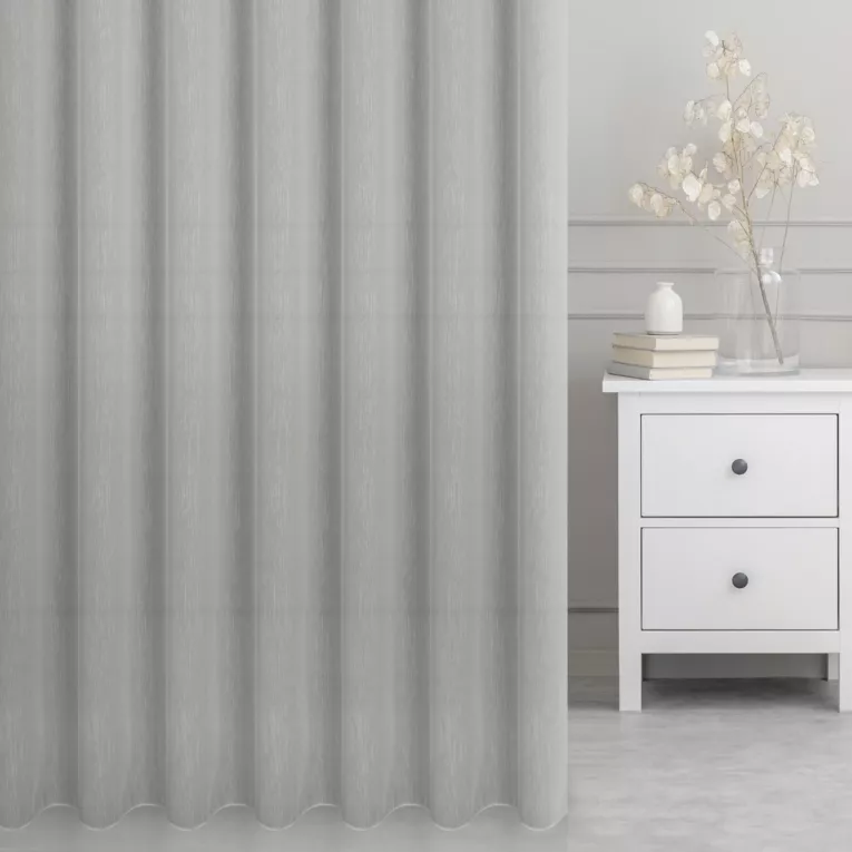 Firana szyta na taśmie 5 cm srebrna z miękkiej tkaniny o lekkim splocie i delikatnym połysku, wykończona obciążnikiem