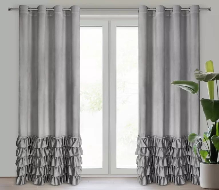 Zasłona srebrna zdobiona falbanami i lśniącymi akcentami z welwetu 140x250 cm przelotka CARLI Eurofirany