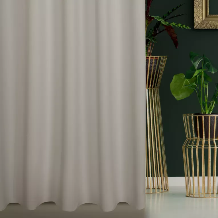 Zasłona szyta na taśmie fala jasnobeżowa z gładkiej tkaniny zaciemniającej typu dimout wykończona obciążnikiem