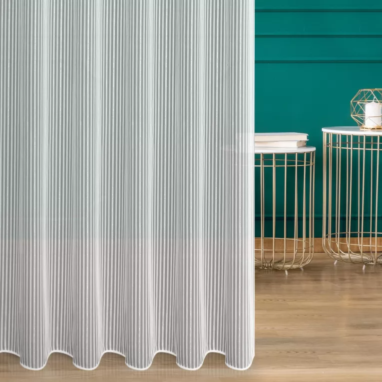 Firana szyta na taśmie fala biało srebrna tkanina w cienkie pionowe pasy, zdobione połyskującą nicią w srebrnym kolorze, wykończona obciążnikiem